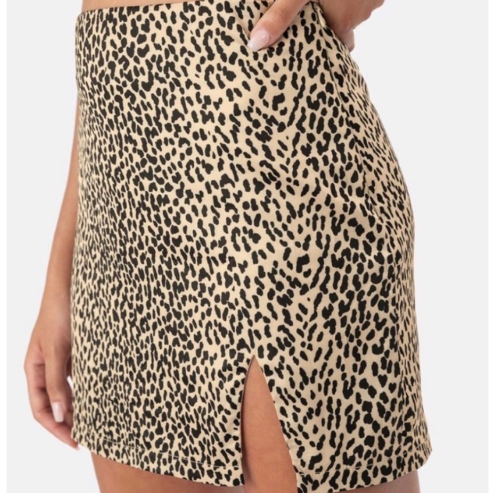 Leopard skirt with slit